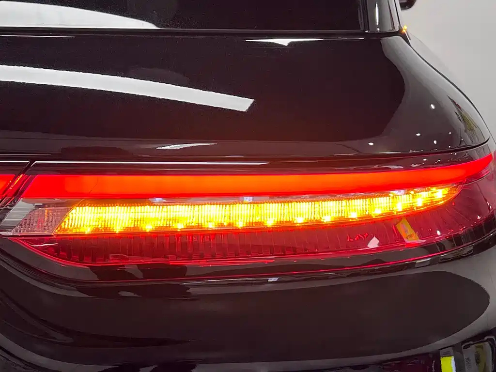LINCOLN ADVENTURER 2021