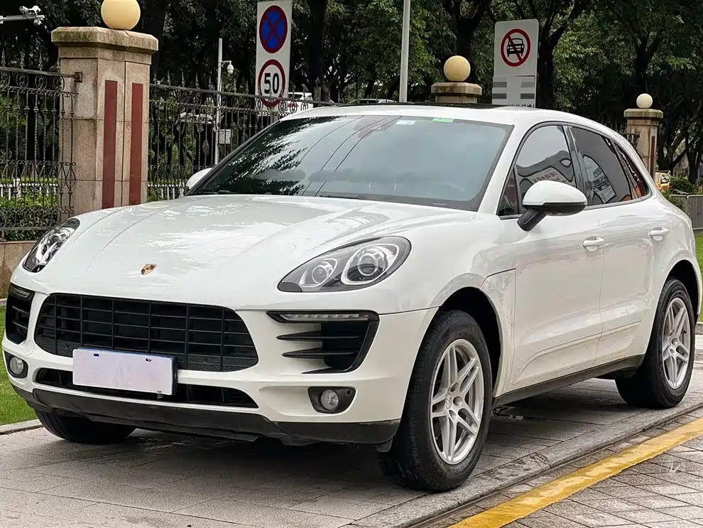 PORSCHE MACAN
