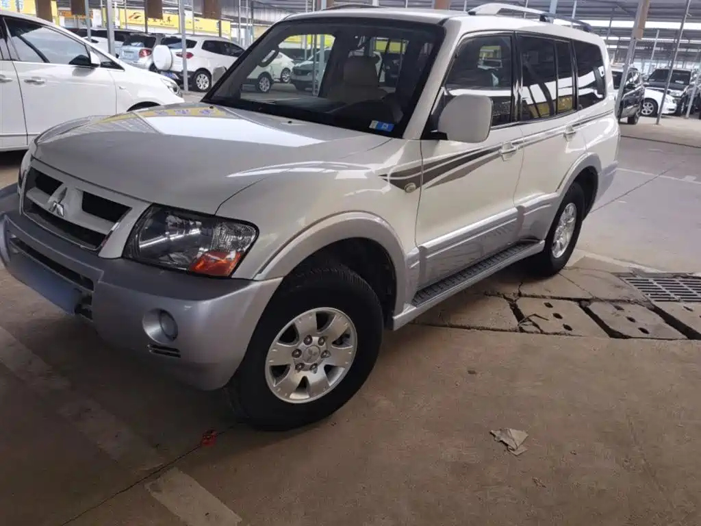 MITSUBISHI PAJERO