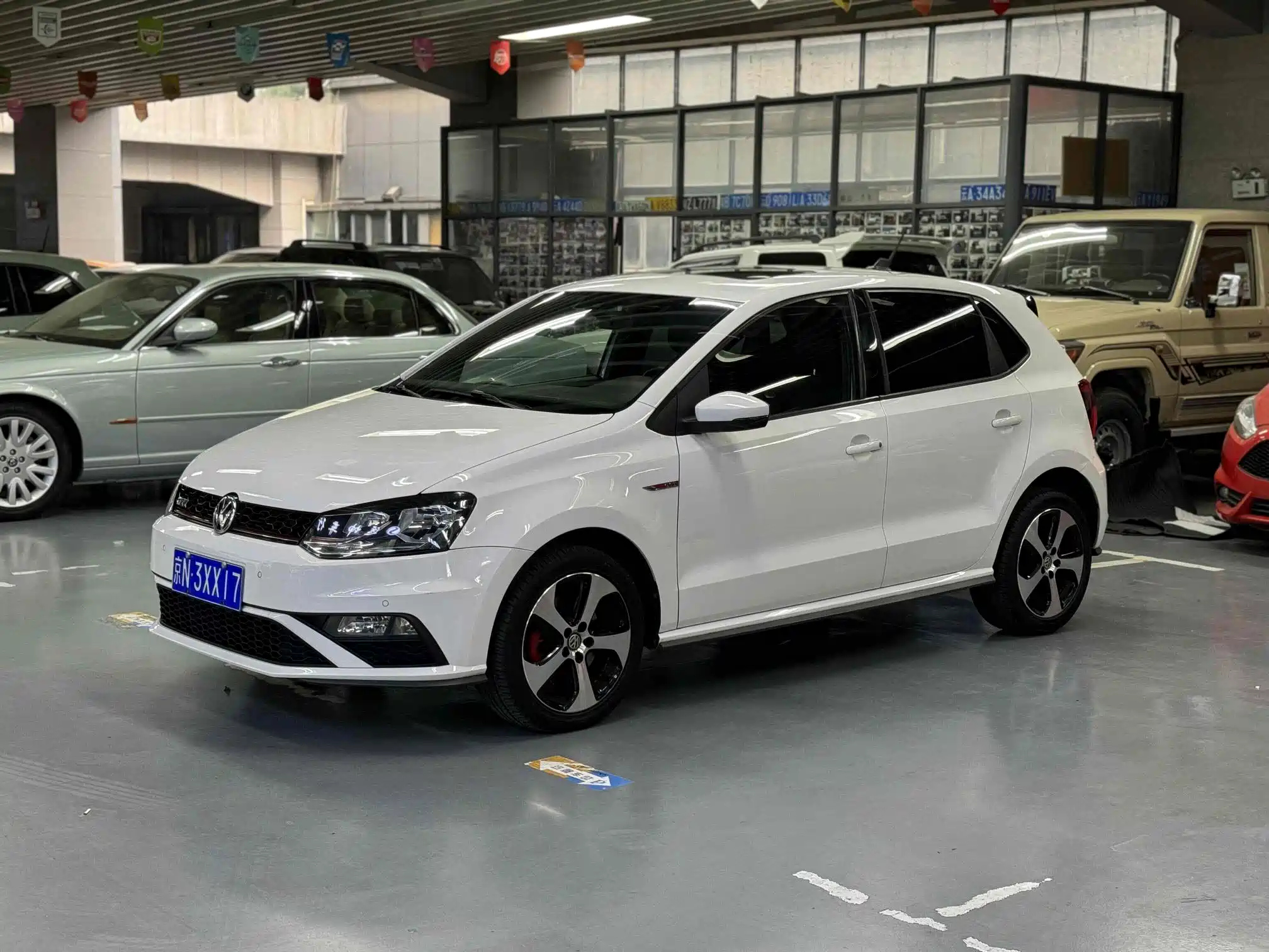 VOLKSWAGEN POLO