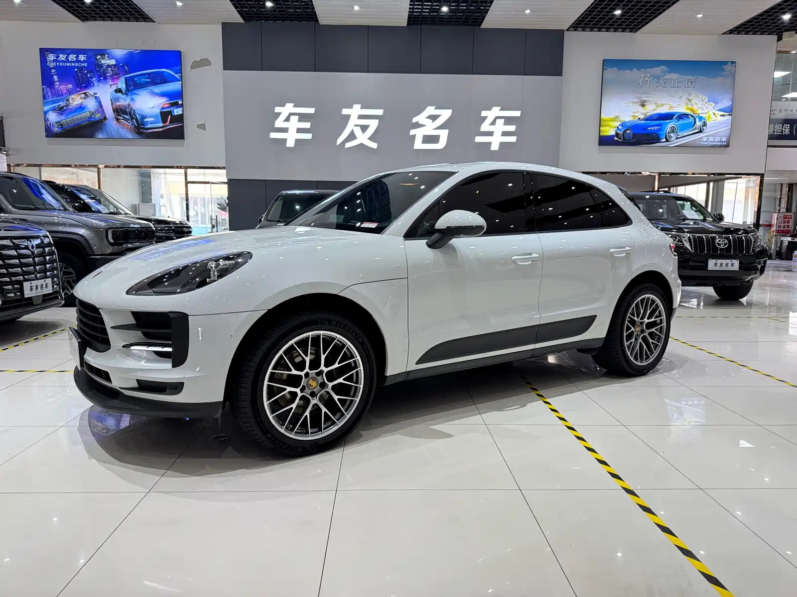 PORSCHE MACAN