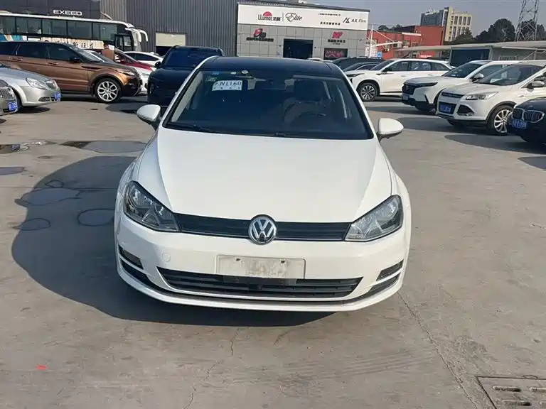 VOLKSWAGEN GOLF