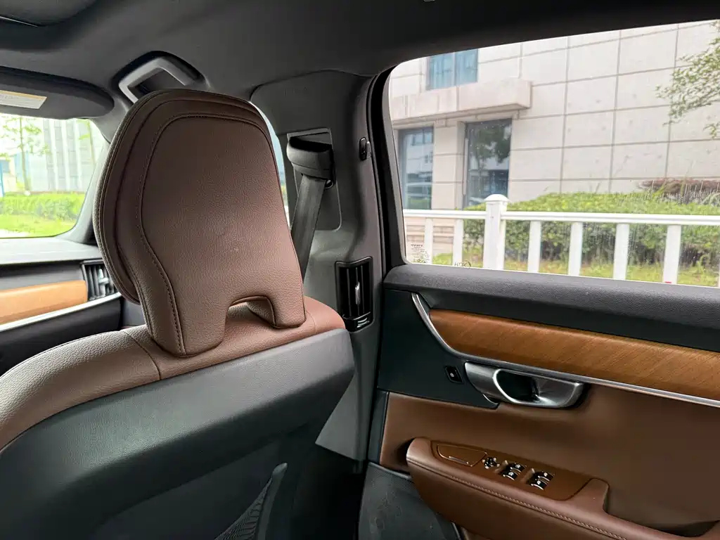 VOLVO S90 2023