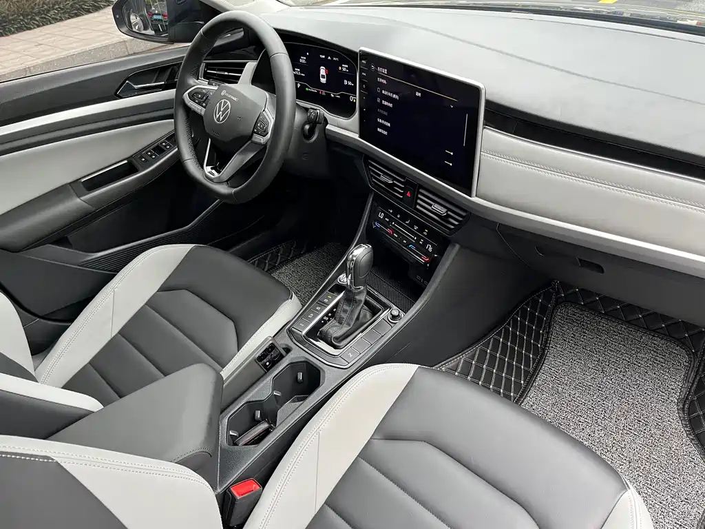 VOLKSWAGEN BORA 2023