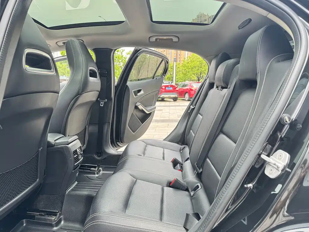 MERCEDES BENZ GLA 2015