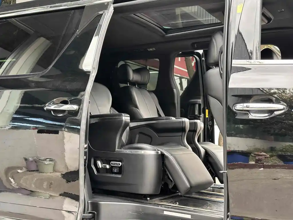 TOYOTA ALPHARD 2011