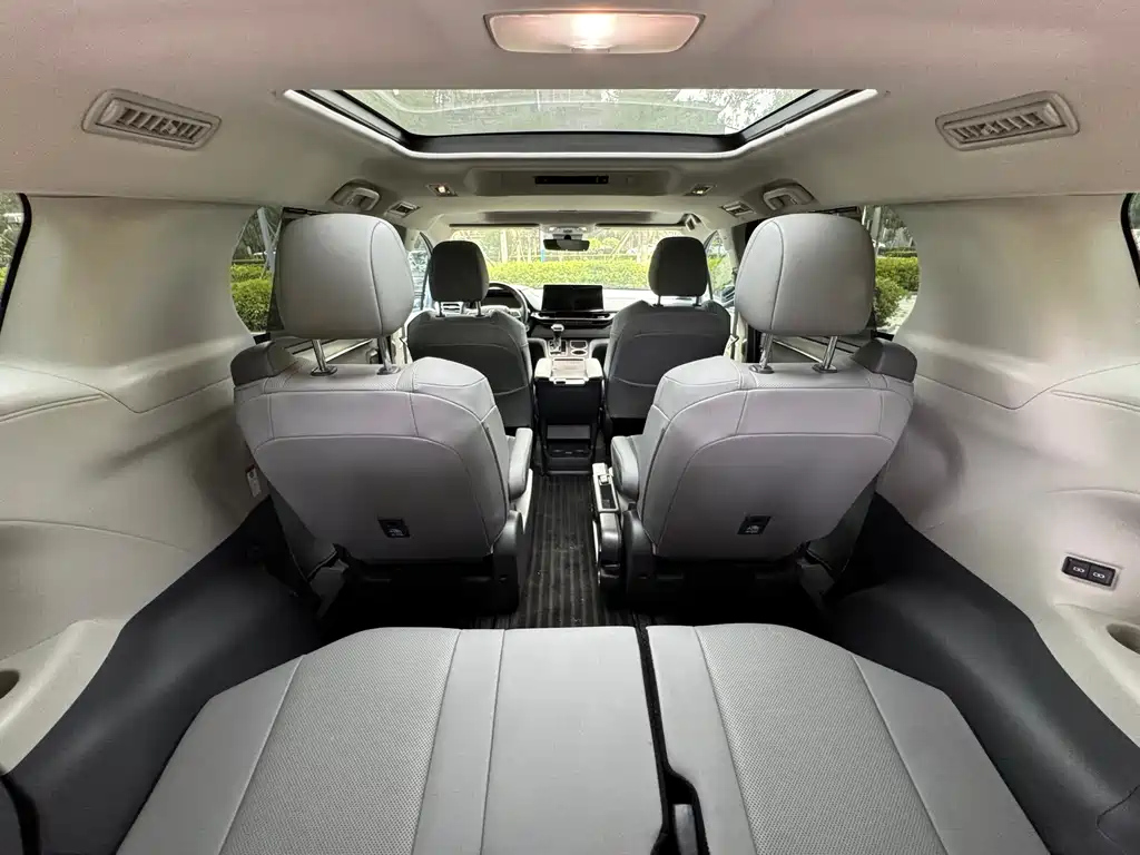 TOYOTA GRANVIA 2023