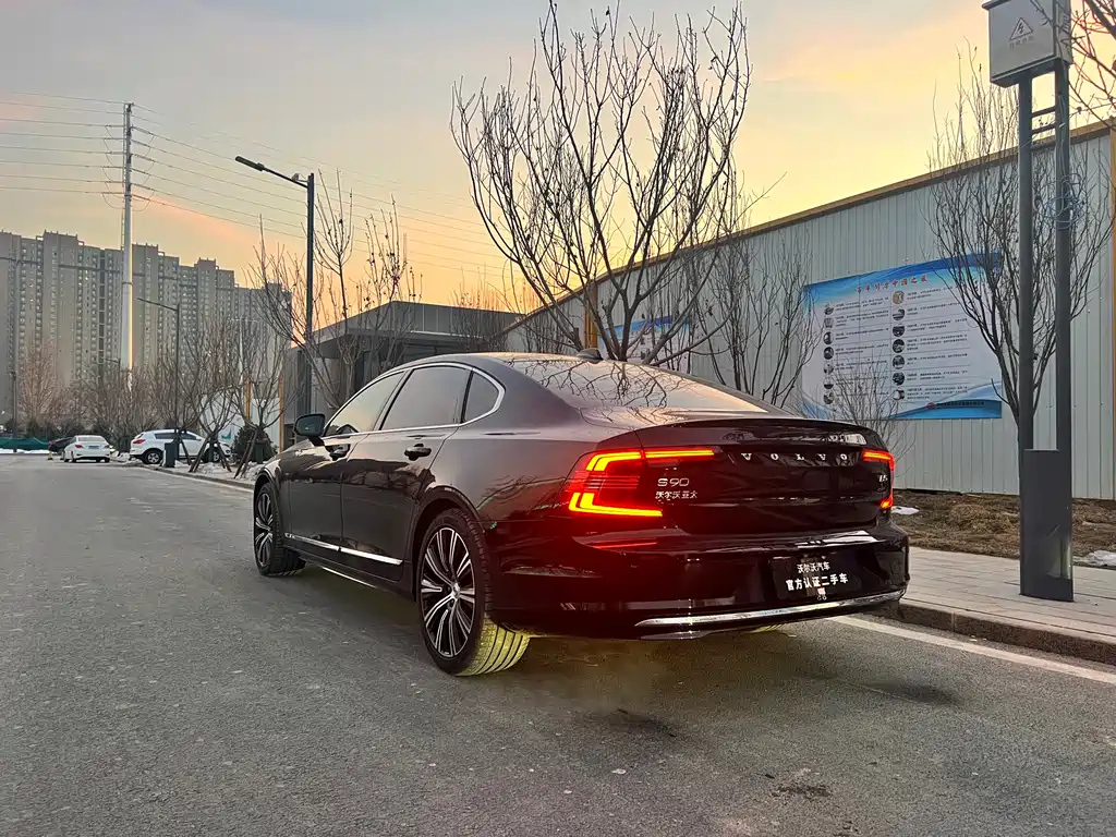 VOLVO S90 2023