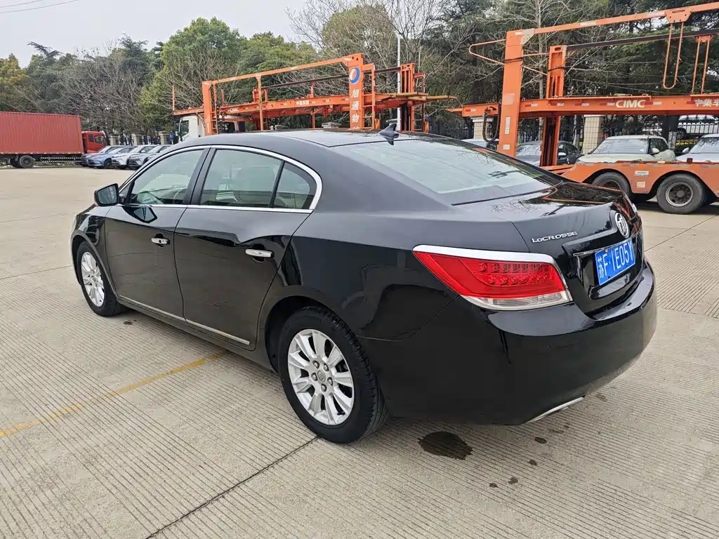 BUICK LACROSSE 2011