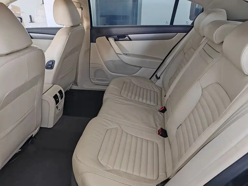 VOLKSWAGEN MAGOTAN 2012