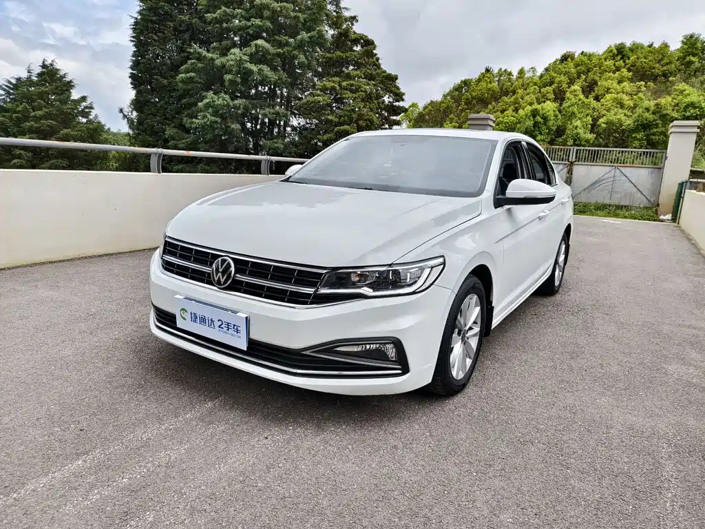 VOLKSWAGEN BORA
