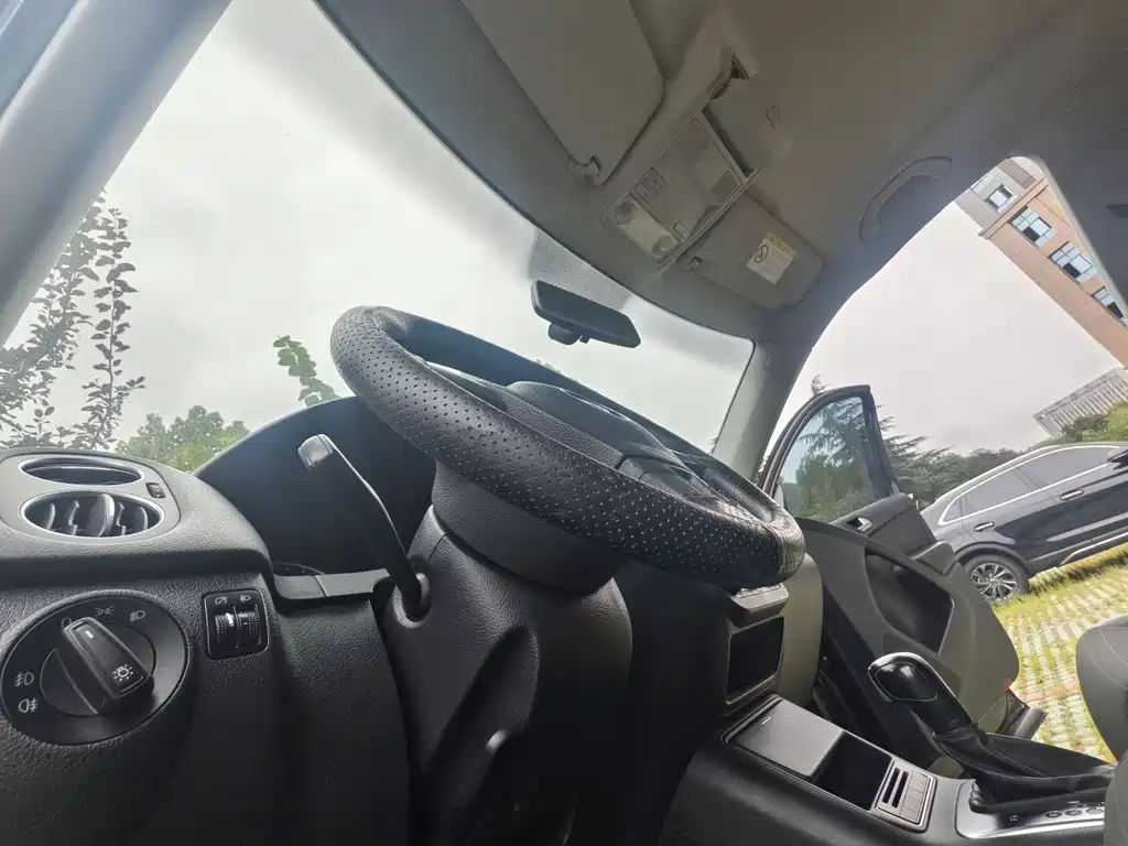 VOLKSWAGEN TIGUAN 2015