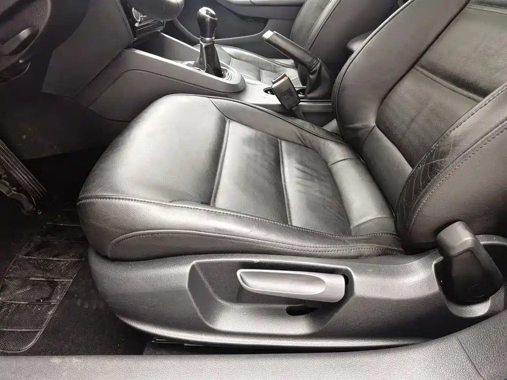 VOLKSWAGEN SAGITAR 2012