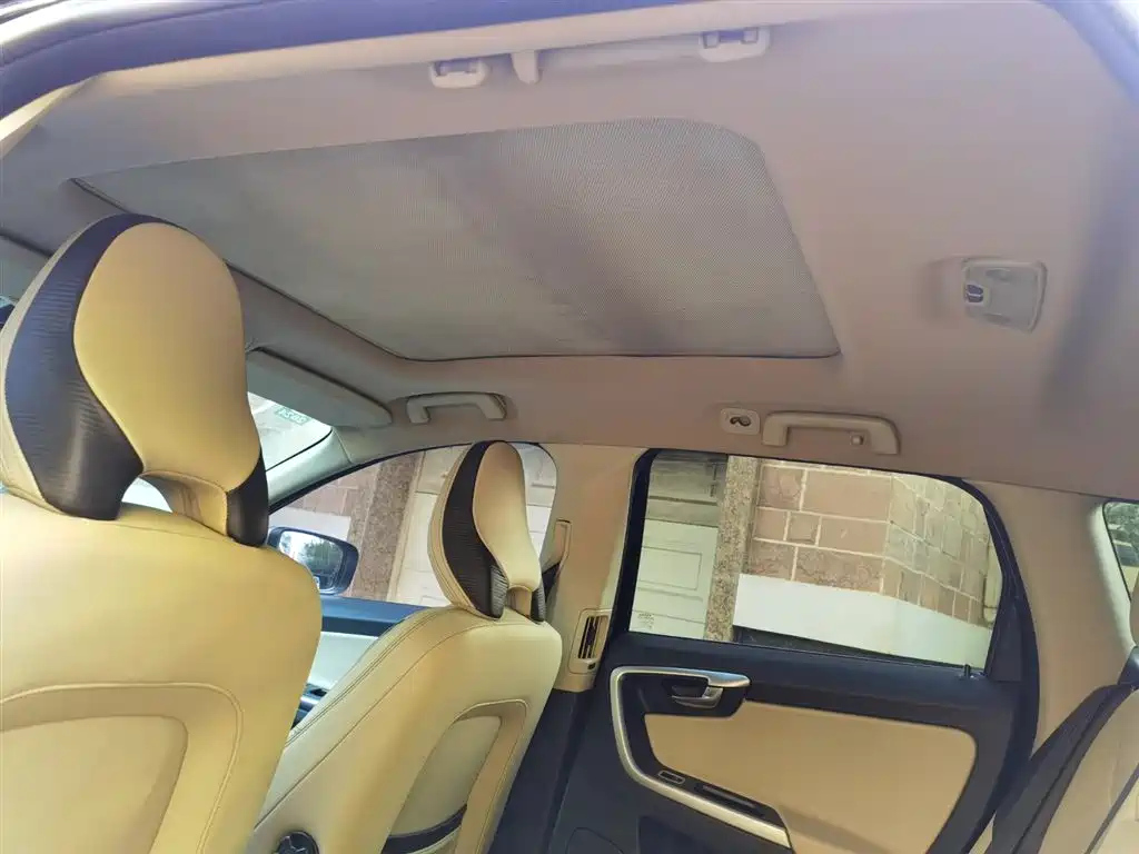 VOLVO XC60 IMPORT 2011
