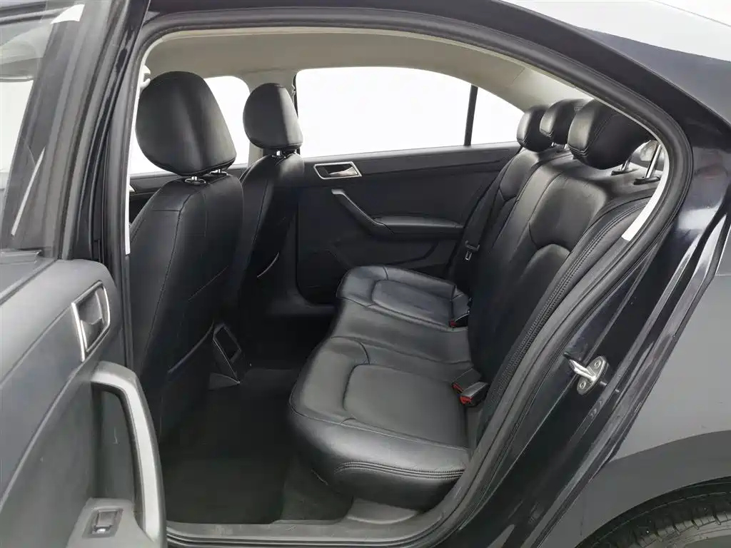 VOLKSWAGEN SANTANA 2017