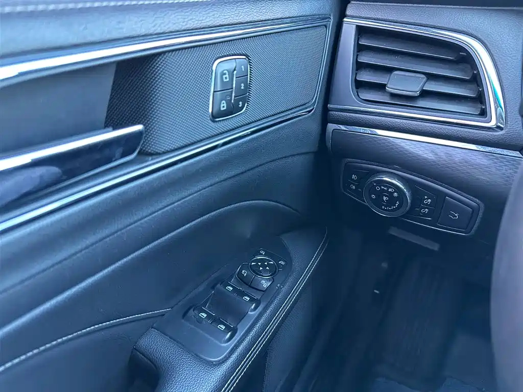 FORD TAURUS 2015