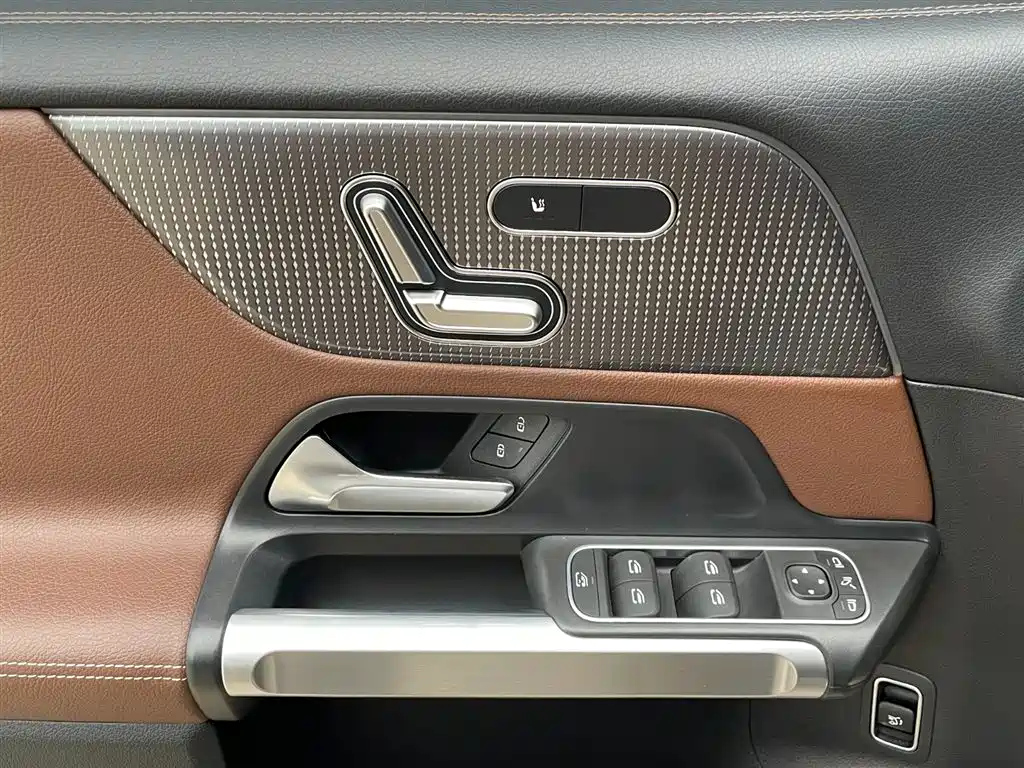 MERCEDES BENZ GLB 2023