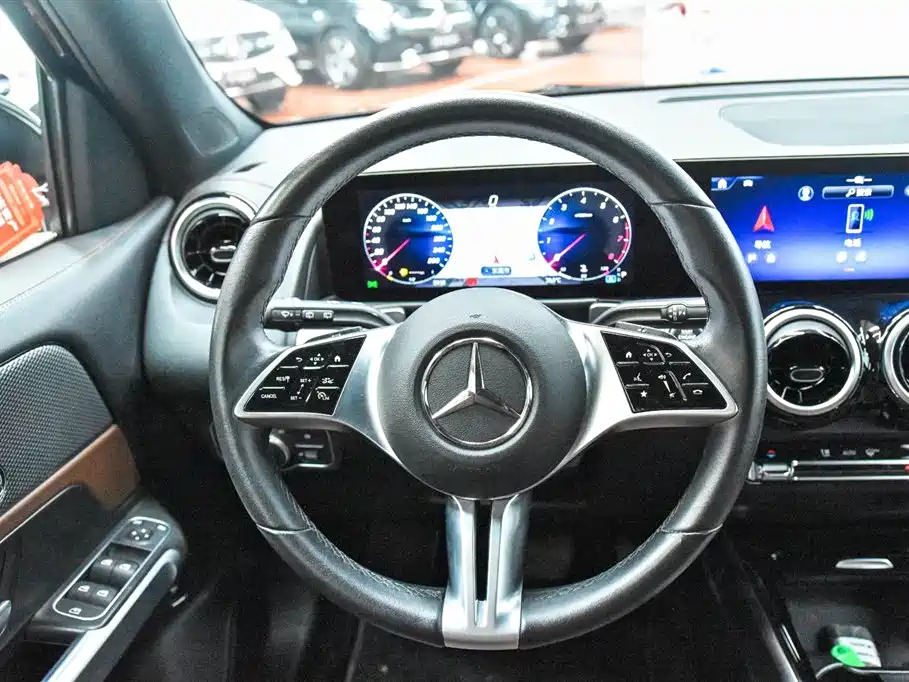 MERCEDES BENZ GLB 2024