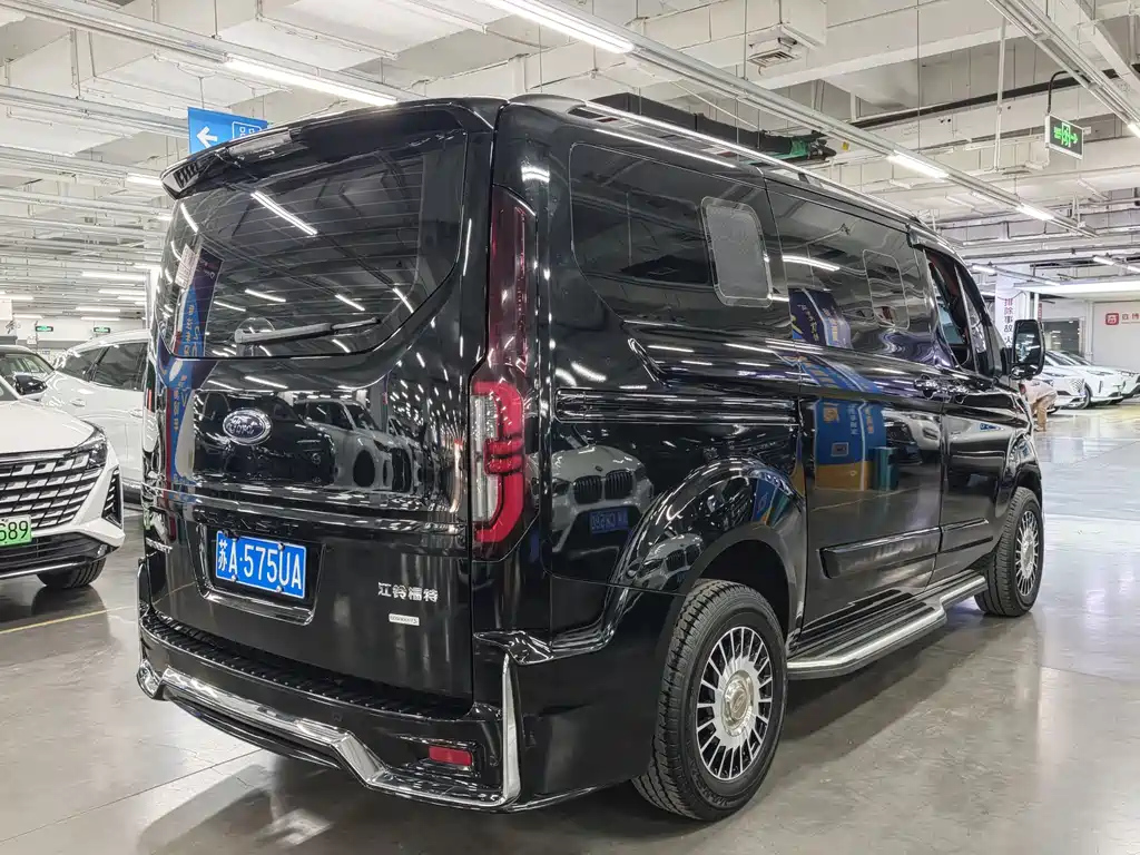FORD TOUREO 2024