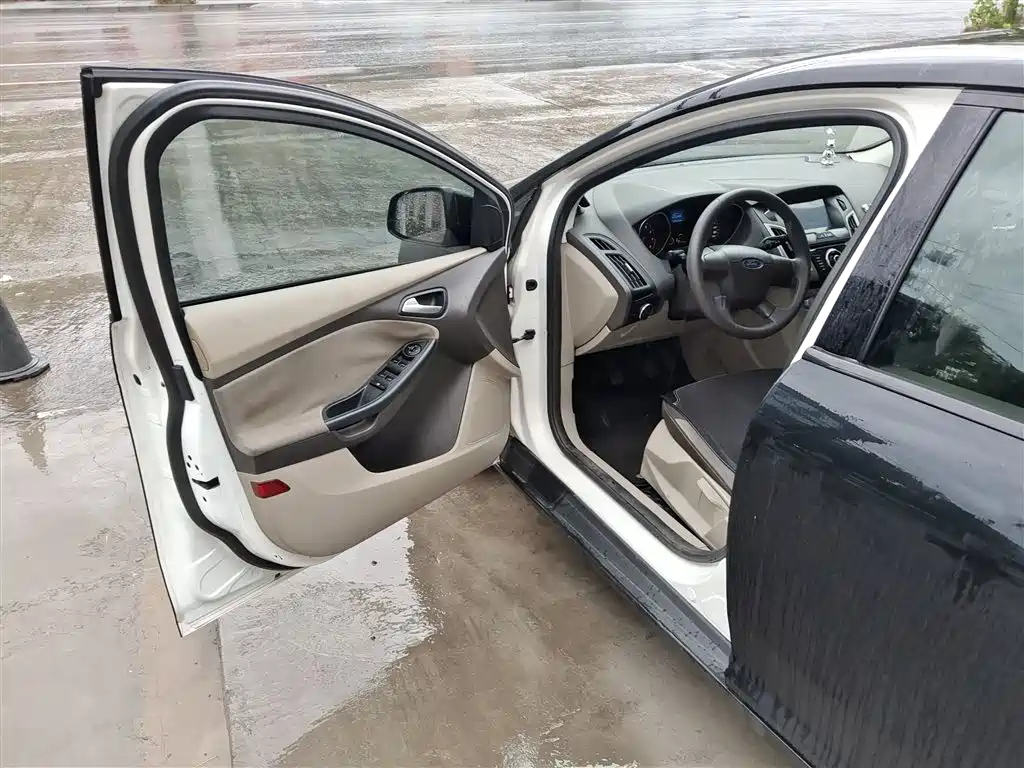 FORD FOCUS 2012