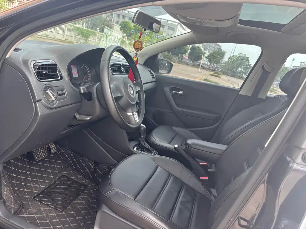 VOLKSWAGEN POLO 2013