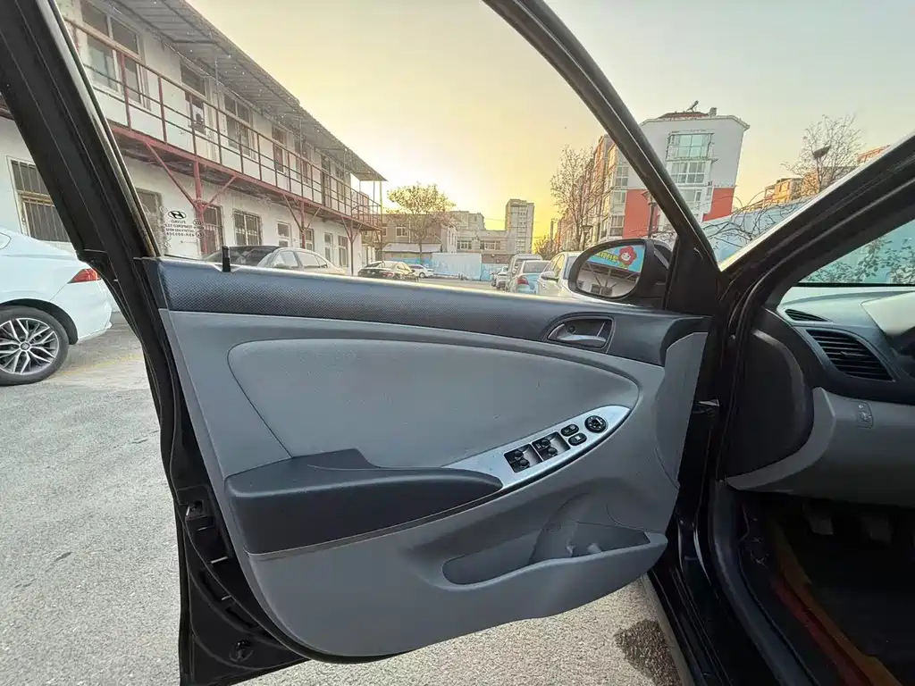 HYUNDAI SOLARIS 2015