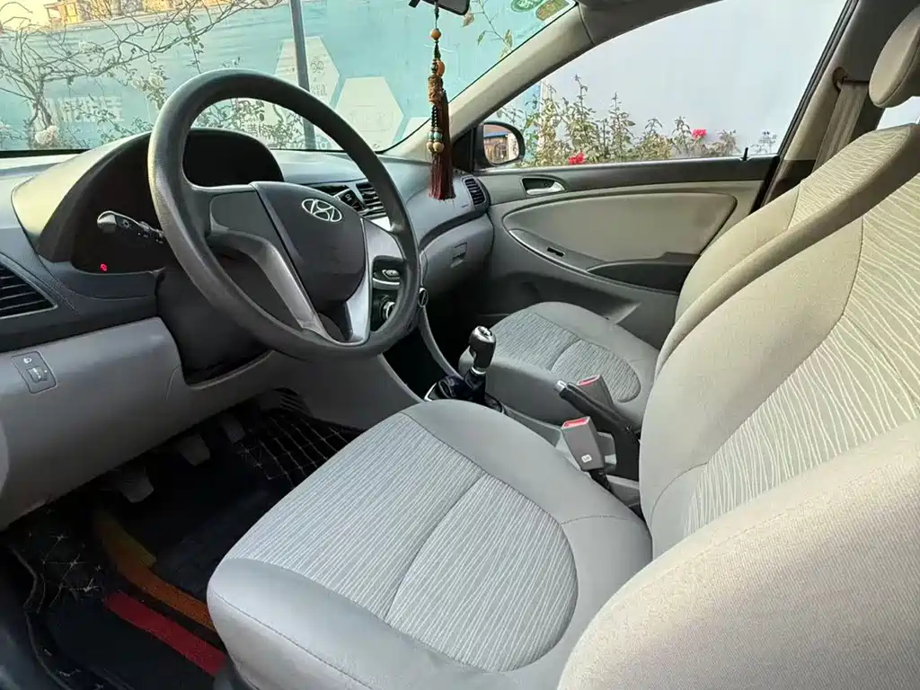 HYUNDAI SOLARIS 2015