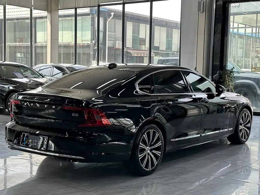 VOLVO S90 2023
