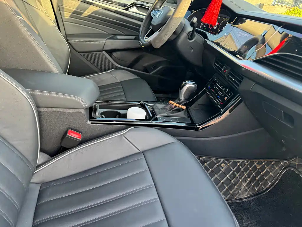 VOLKSWAGEN PASSAT 2023