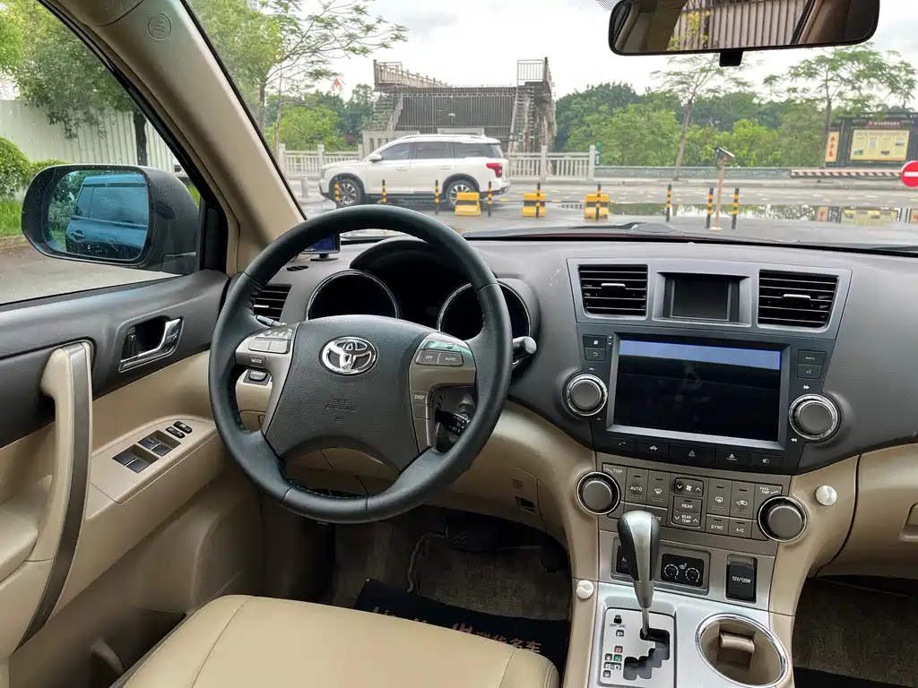 TOYOTA HIGHLANDER 2011