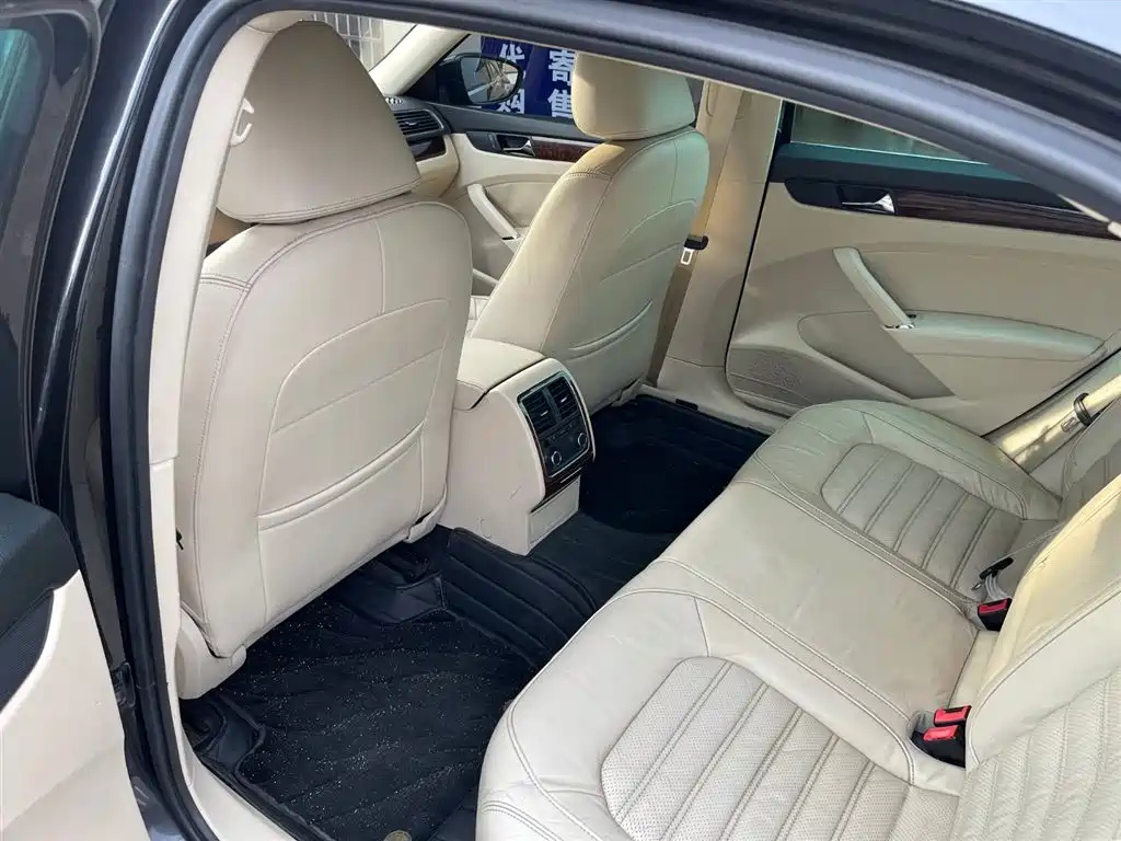 VOLKSWAGEN PASSAT 2012