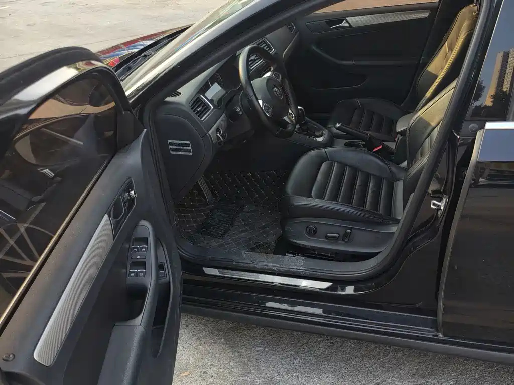 VOLKSWAGEN SAGITAR 2014