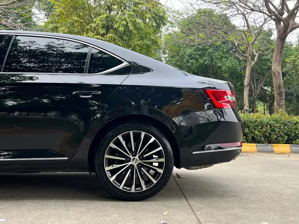 SKODA SUPERB 2017