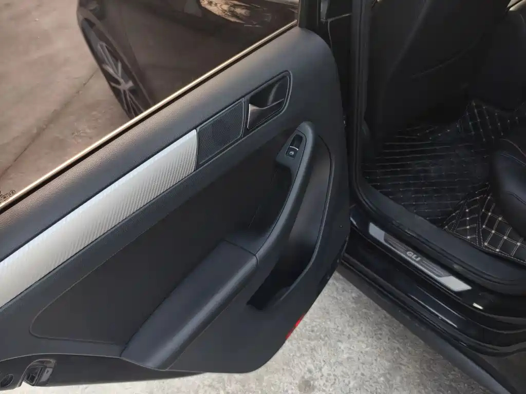 VOLKSWAGEN SAGITAR 2014