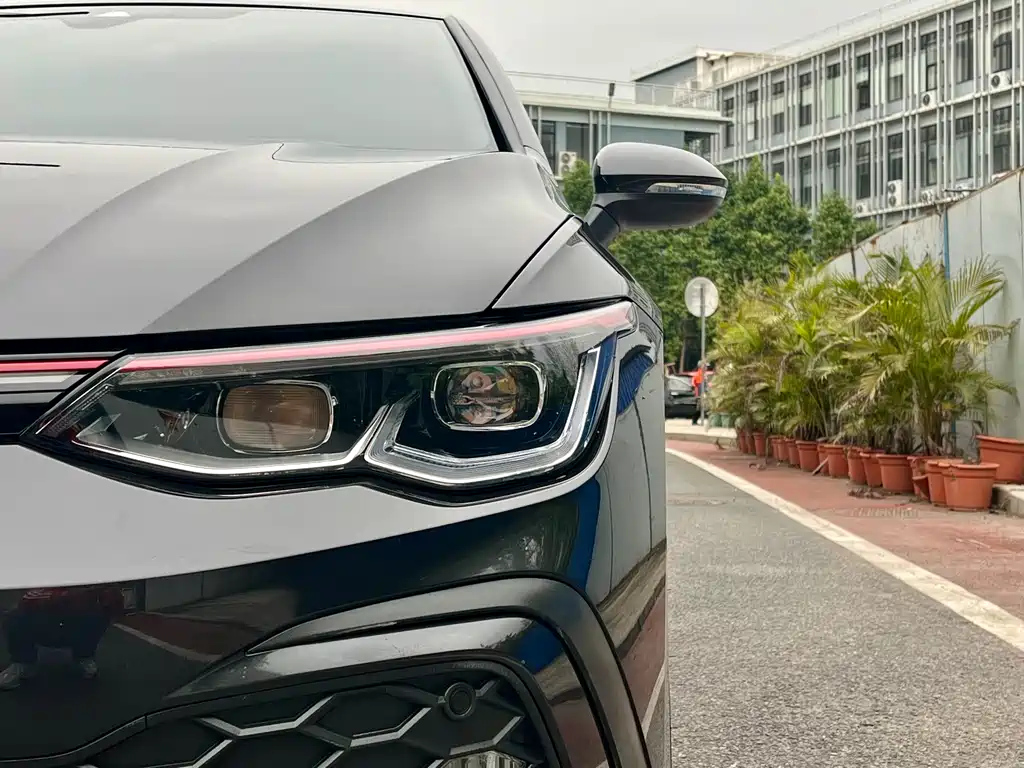 VOLKSWAGEN GOLF 2023