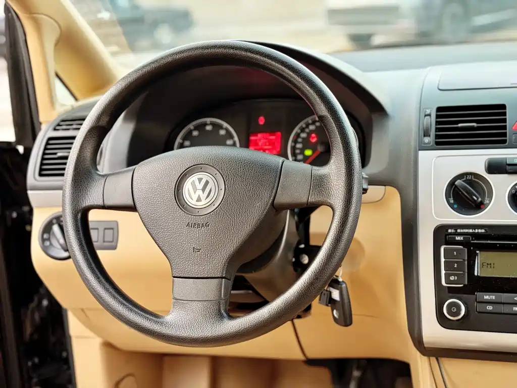 VOLKSWAGEN TOURAN 2010