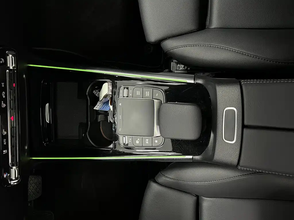 MERCEDES BENZ GLB 2023