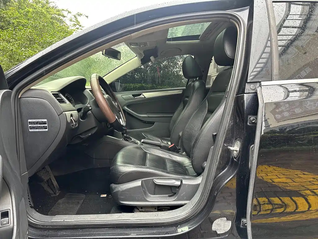 VOLKSWAGEN SAGITAR 2013