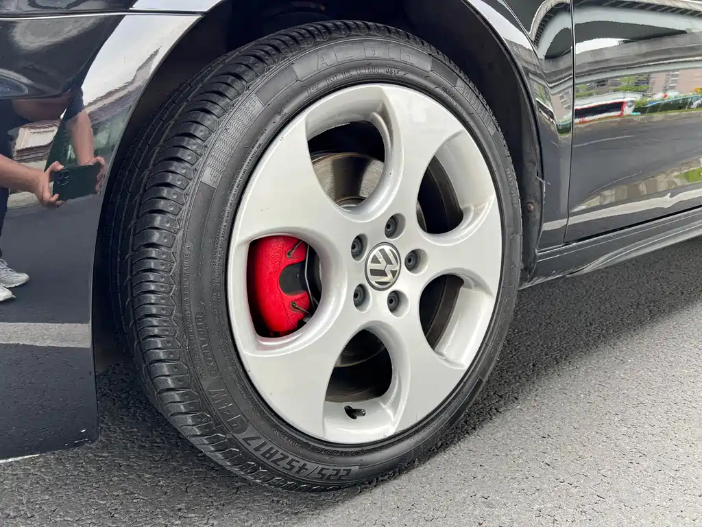 VOLKSWAGEN GOLF 2010