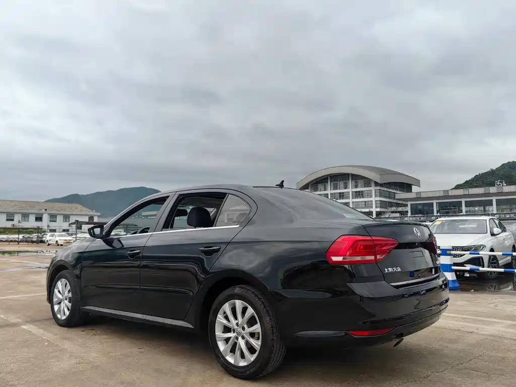 VOLKSWAGEN LAVIDA 2015