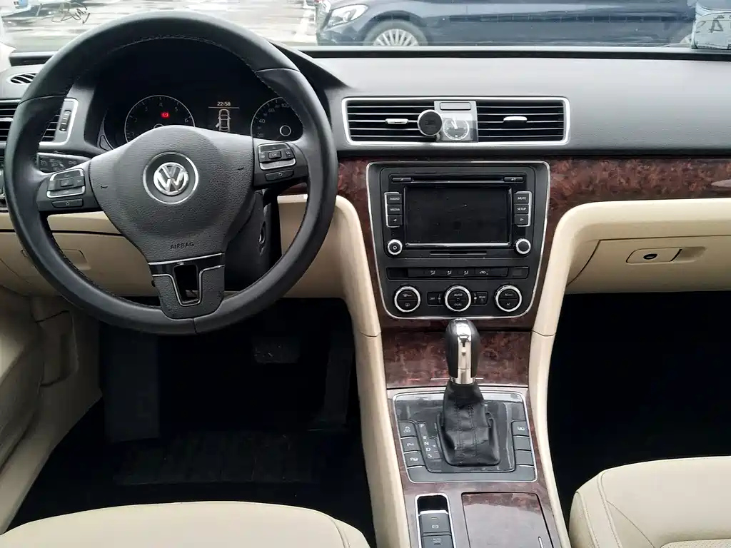 VOLKSWAGEN PASSAT 2011