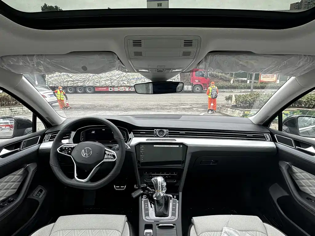 VOLKSWAGEN MAGOTAN 2023