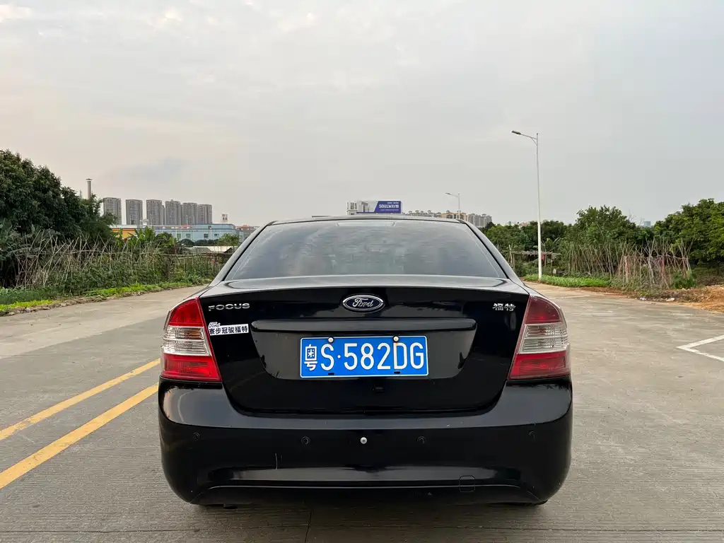 FORD FOCUS 2010
