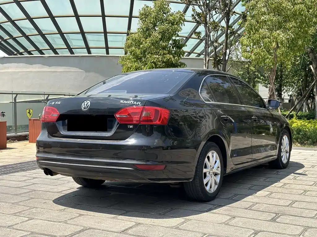VOLKSWAGEN SAGITAR 2013