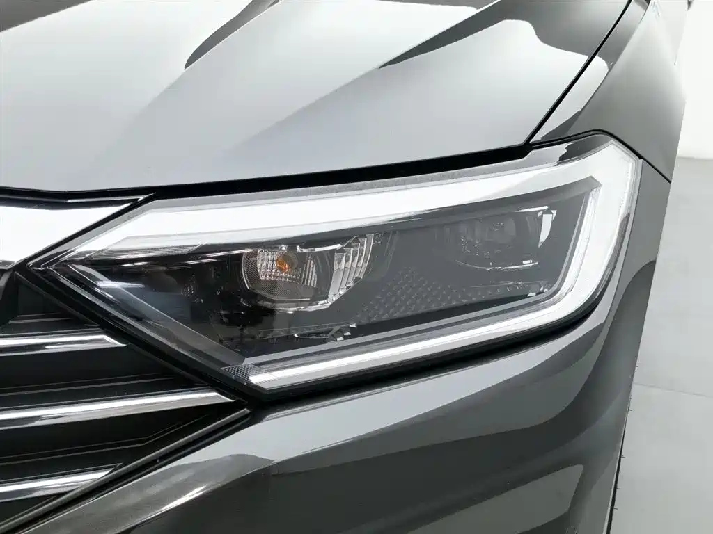 VOLKSWAGEN SAGITAR 2022