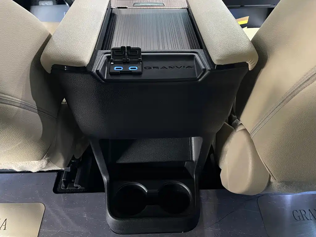 TOYOTA GRANVIA 2023