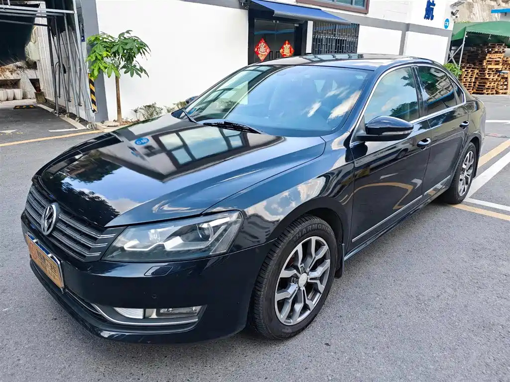 VOLKSWAGEN PASSAT 2011