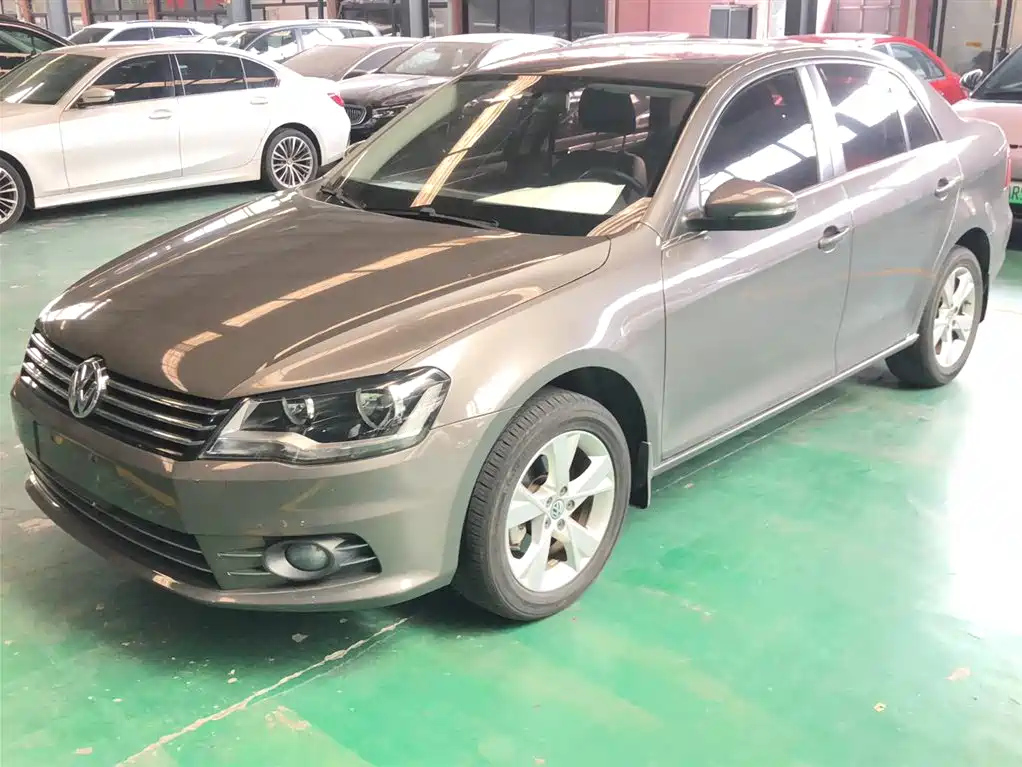 VOLKSWAGEN BORA 2015