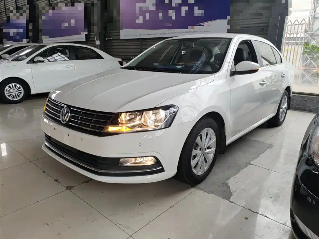 VOLKSWAGEN LAVIDA 2015