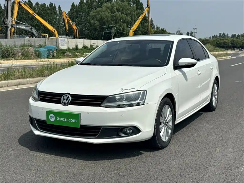 VOLKSWAGEN SAGITAR 2014
